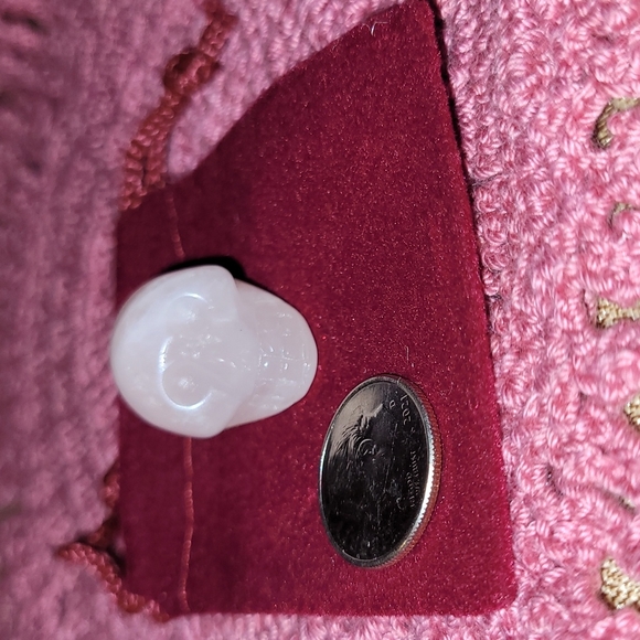 Mini Rose Quartz Skull - Picture 6 of 8